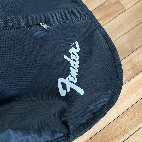 Fender gig bag guitar holder backpack in black - Picture 2 of 6